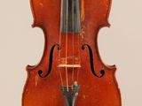 un vieux violon avec un archet sur fond blanc