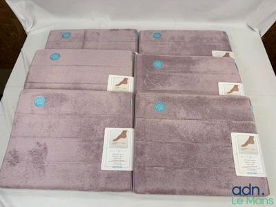 six serviettes couleur lavande posées sur une table blanche, sur lesquelles sont apposées des étiquettes