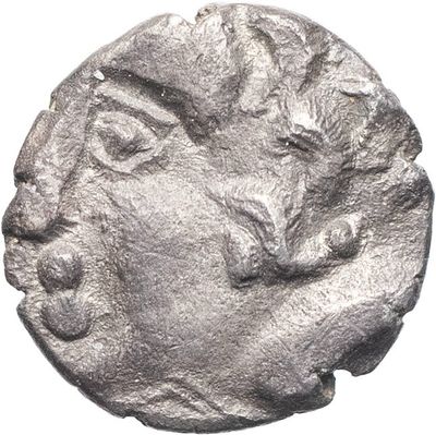 gros plan d'une pièce d'argent avec un visage dessus