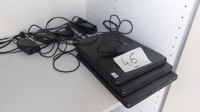 de nombreux câbles reliés à un ordinateur portable