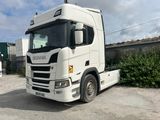 un camion blanc garé dans un parking
