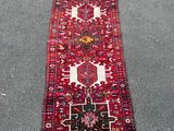 un tapis rouge posé par terre à côté d'un trottoir