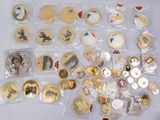 beaucoup de pièces d'or et d'argent sur la table