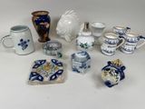 de nombreux types de poteries sur la table