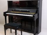 un piano noir et un tabouret dans une pièce