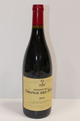 une bouteille de vin posée sur une table