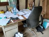 un bureau avec une chaise et quelques papiers dessus