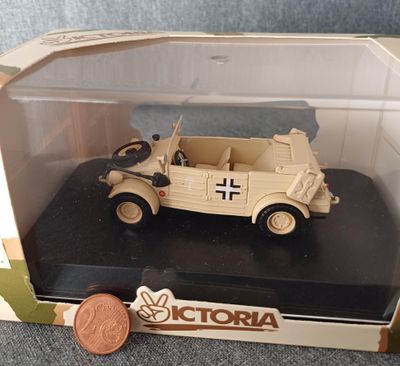 une petite voiture dans une boîte contenant une pièce de monnaie