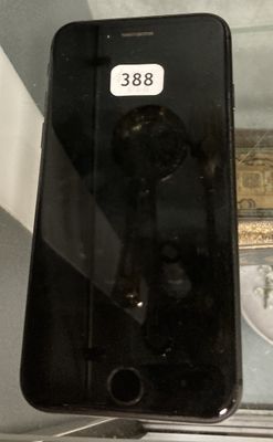 un téléphone portable noir exposé dans une vitrine