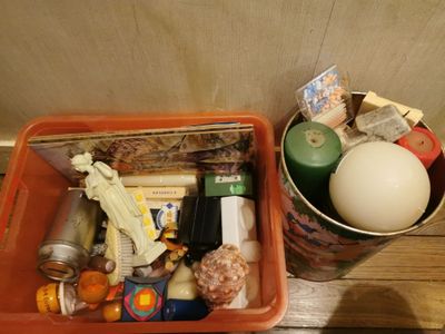 deux bacs contenant des objets, posés sur la table