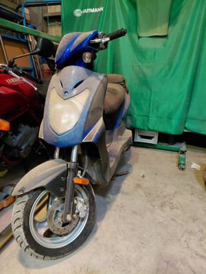 une moto garée dans un garage à côté d'autres motos