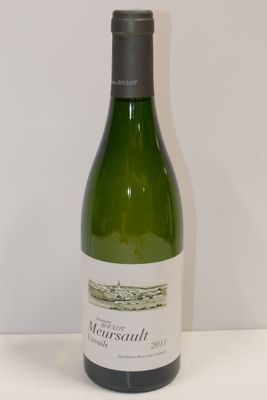 une bouteille de vin posée sur une table