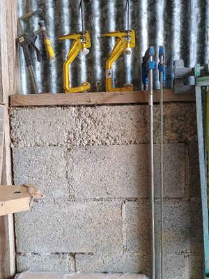 de nombreux outils accrochés au mur d'un bâtiment