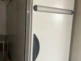 une photo d'un réfrigérateur blanc dans une cuisine