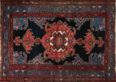tapis persan ancien à motifs bleus et rouges
