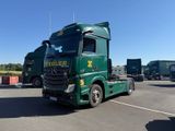 un camion vert garé sur un parking