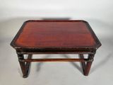 une petite table en bois sur laquelle est posé un plateau