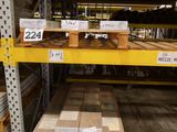 de nombreuses piles de bois sur les étagères de l'entrepôt