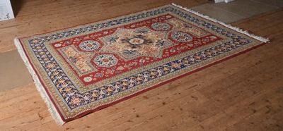 un tapis qui se trouve sur le sol d'une pièce