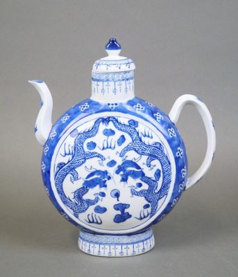 CHINE Importante théière, la panse de forme gourde en porcel…