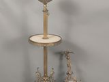 une table à trois niveaux avec un vase et une lampe