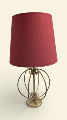 une lampe surmontée d'un abat-jour rouge