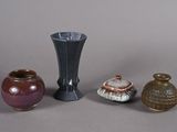trois vases posés l'un à côté de l'autre sur une table