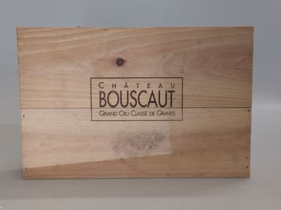 gros plan d'une boîte en bois portant un logo