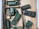 une boîte contenant tout un tas de véhicules militaires miniatures