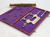 une boîte contenant une paire d'outils