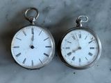 deux horloges posées sur un plan de travail en marbre