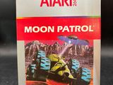 un gros plan sur une boîte du jeu « Moon Patrol » d'Atari