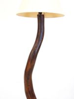 LAMPADAIRE brutaliste en bois teinté, le fût courbe reposant… (photo 5)