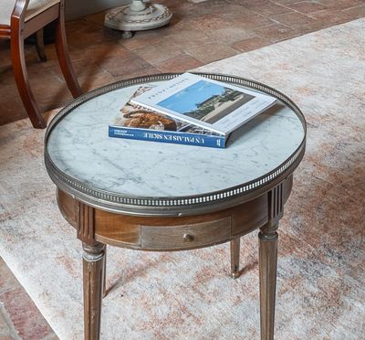 une table au plateau en marbre sur laquelle est posé un livre