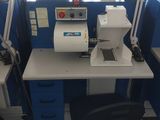 une image représentant un laboratoire avec un bureau et une chaise