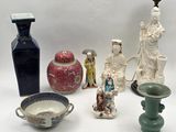 de nombreux vases différents posés sur une table