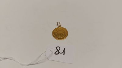 une image représentant une pièce d'or suspendue à un fil, avec une étiquette indiquant son prix