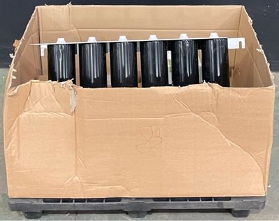 une boîte en carton contenant tout un tas de boîtes de conserve noires et blanches