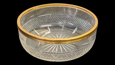 un bol en verre à bord doré sur fond noir