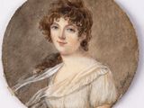 portrait d'une jeune femme en robe blanche