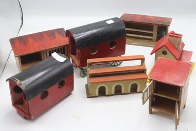 beaucoup de petits jouets en bois posés sur une table