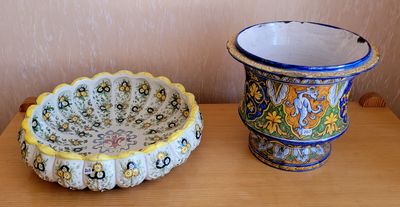 deux vases posés l'un à côté de l'autre sur une table en bois