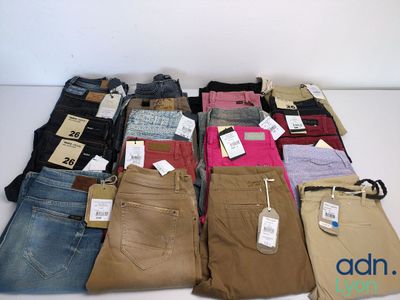 beaucoup de pantalons posés sur une table