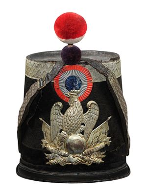 un chapeau noir surmonté d'une boule rouge