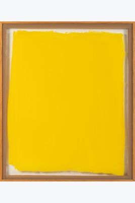 une peinture représentant un carré jaune dans un cadre en bois sur fond blanc
