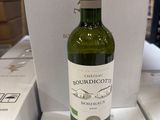 une bouteille de vin posée sur une boîte blanche