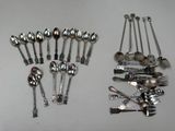 many spoons and spoon spoons laid out on a table