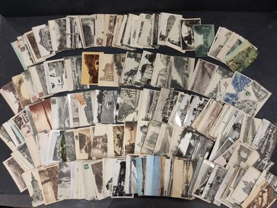beaucoup de vieilles photos de personnes posées sur une table