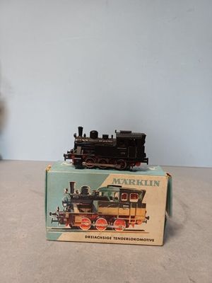 un petit train posé sur une boîte, sur une table