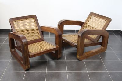 deux chaises posées sur un sol carrelé
